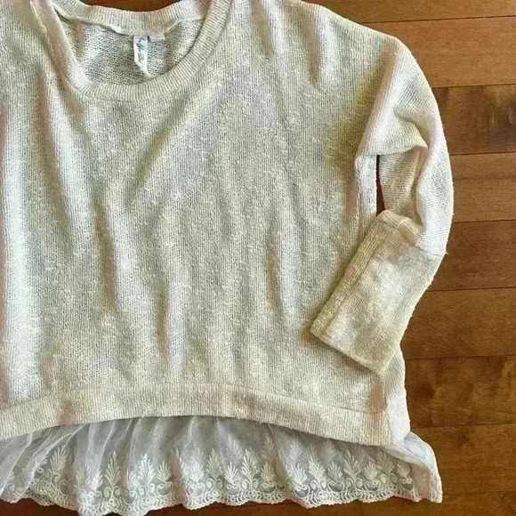 Others Follow  | Oversized lightweight cream lace top sweater size M - Picture 3 of 3